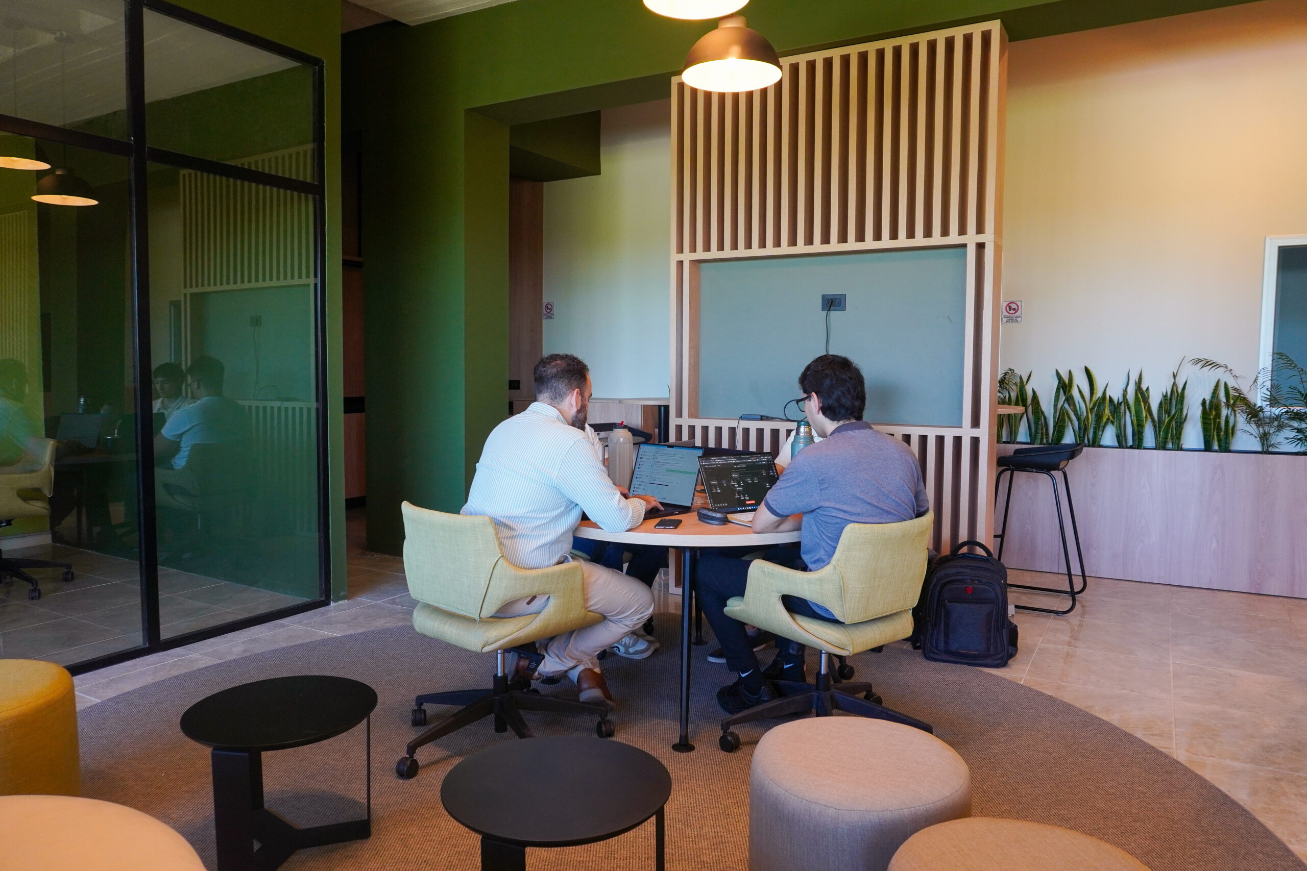 Emprendedores trabajando en un espacio colaborativo del PTC