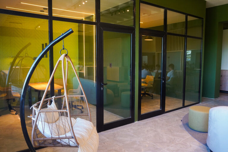 Sector de descanso y reuniones informales del coworking