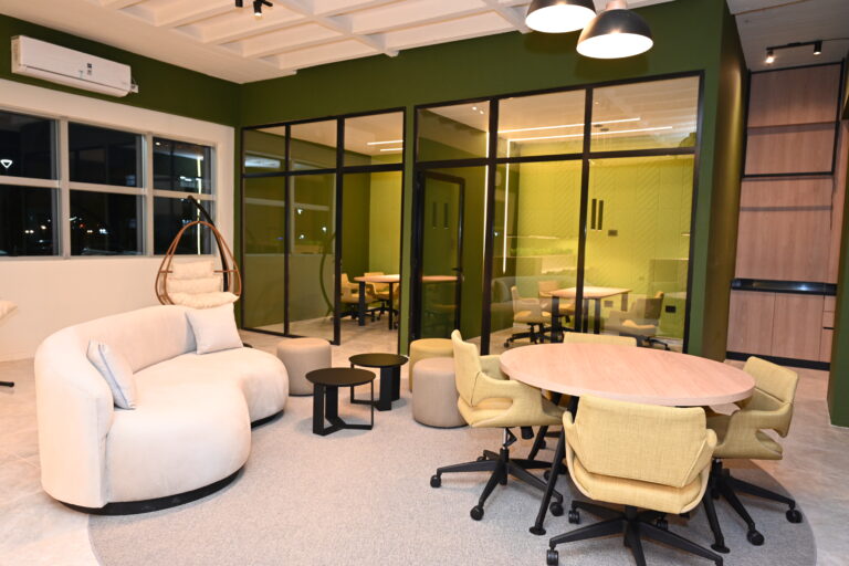 Espacios de trabajo y reuniones dentro del coworking