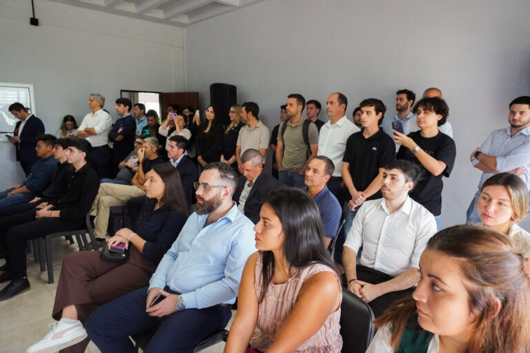 Parque Tecnologico Corrientes - Espacio comun con gente