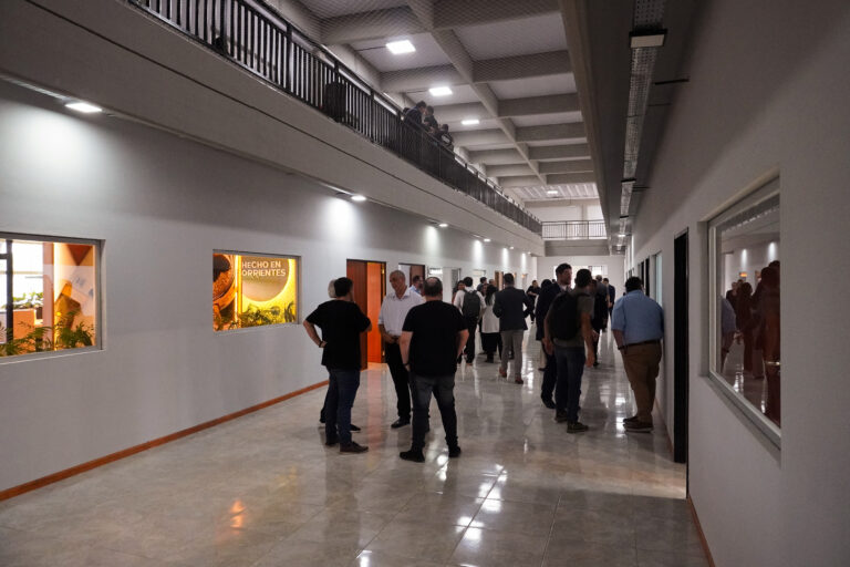 Parque Tecnologico Corrientes - Galeria con gente transitando